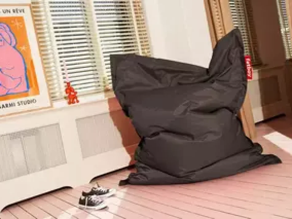 x320_fatboy-original-beanbag-darkgrey-1920x1280-ambiance-02-102208